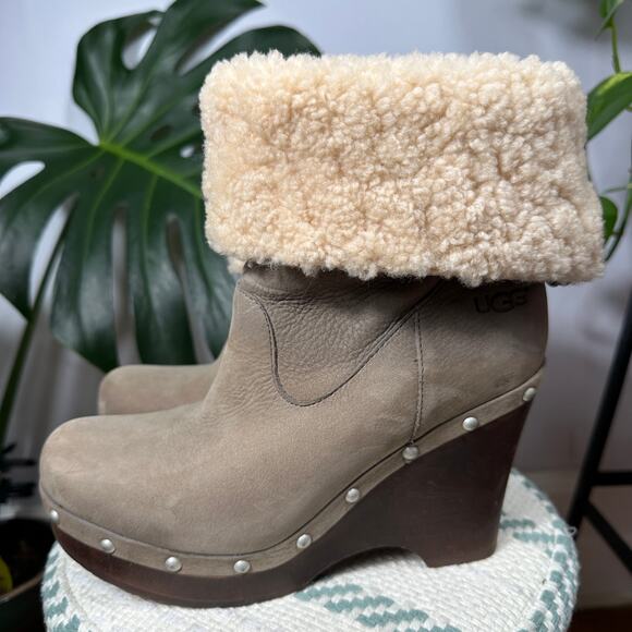 UGG Australia Carnagie Wedge Boots Shearling Cuff Suede Studded Sz 8 - Picture 2 of 16